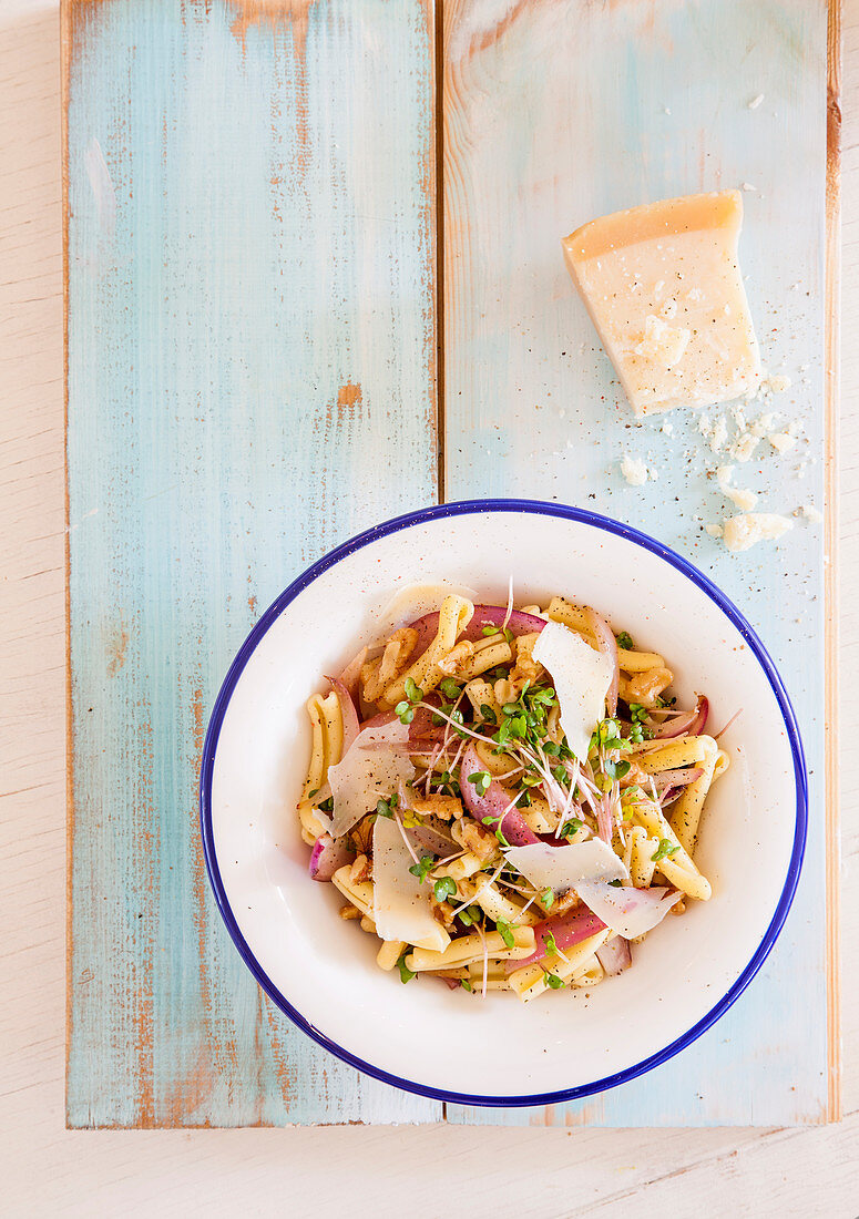 Nudelsalat mit roten Zwiebeln, Käse und Kresse (Aufsicht)