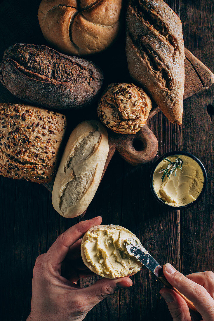 Brötchen mit Butter bestreichen