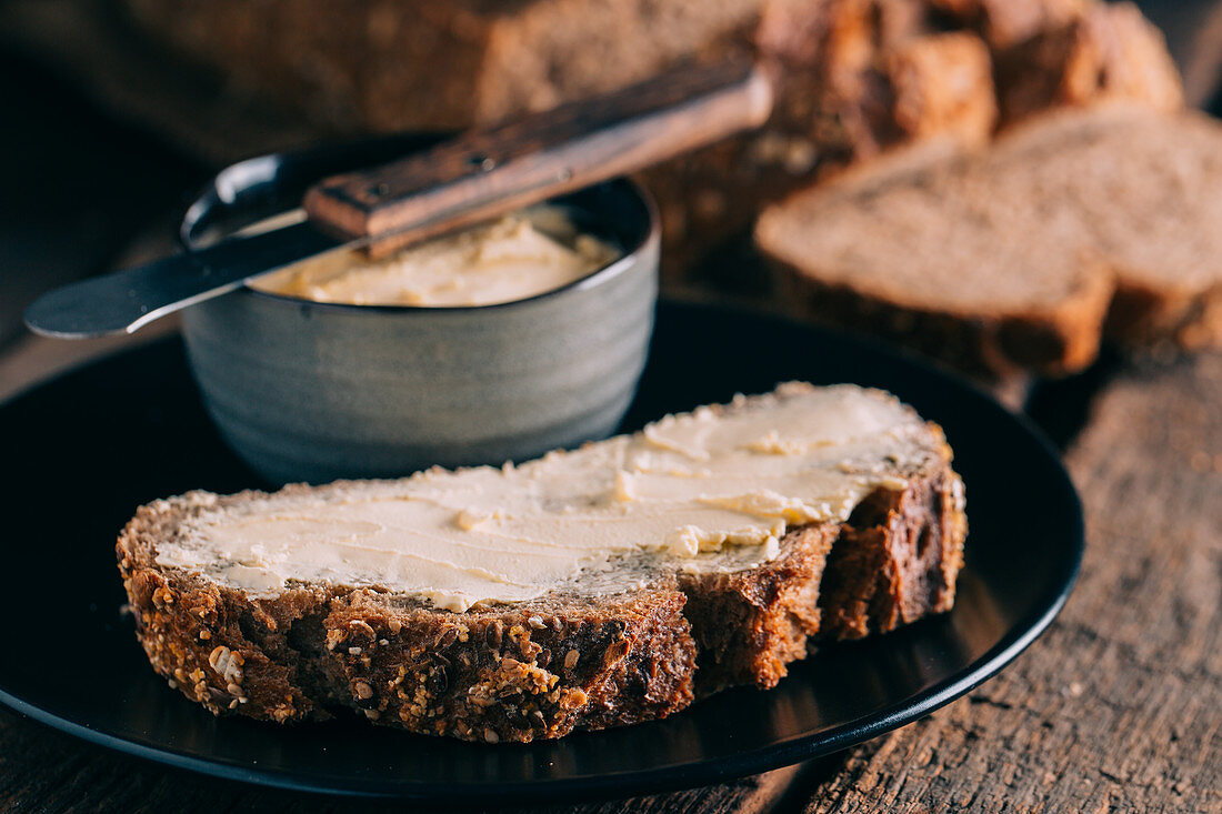 Rustikales Brot mit Butter