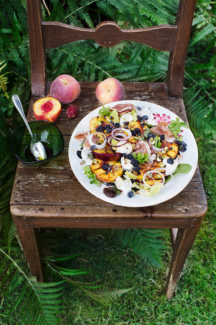 Sommersalat mit Burrata, gegrillten Nektarinen, und Parmaschinken