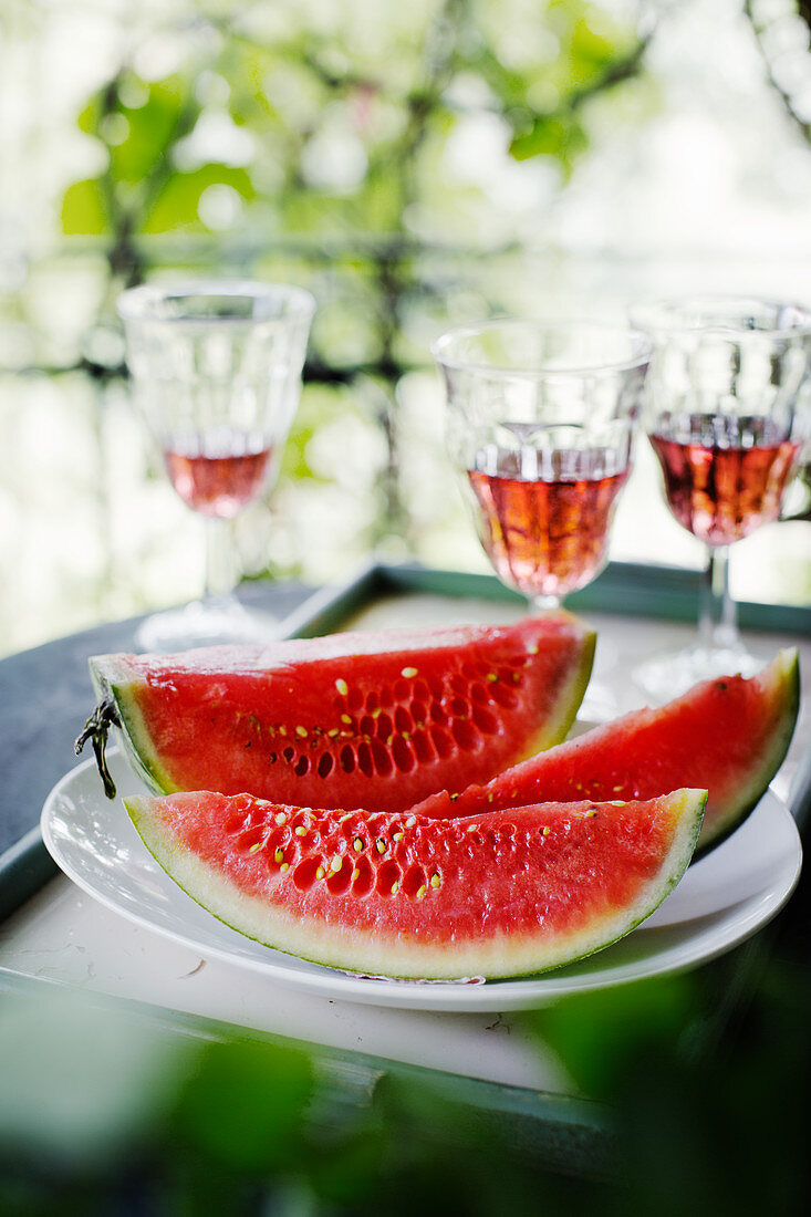 Wassermelonenspalten und Roséwein
