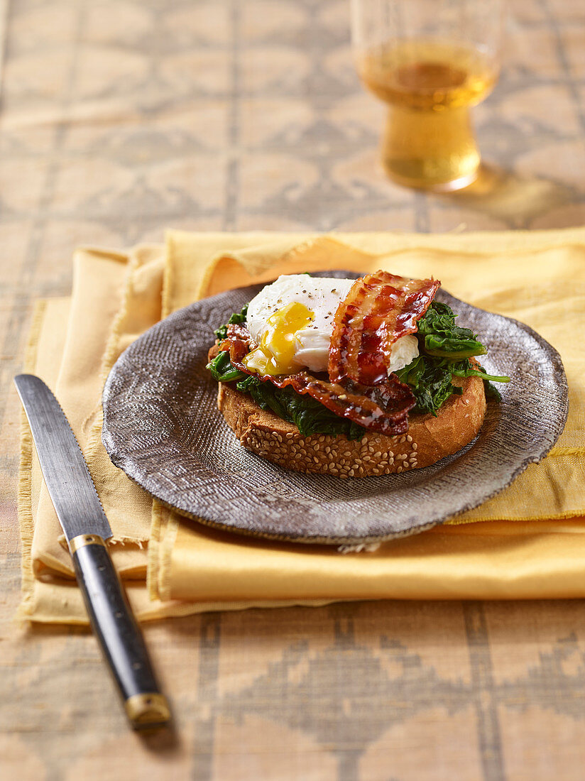 Grillbrot mit Spinat, karamellisiertem Bacon und pochiertem Ei