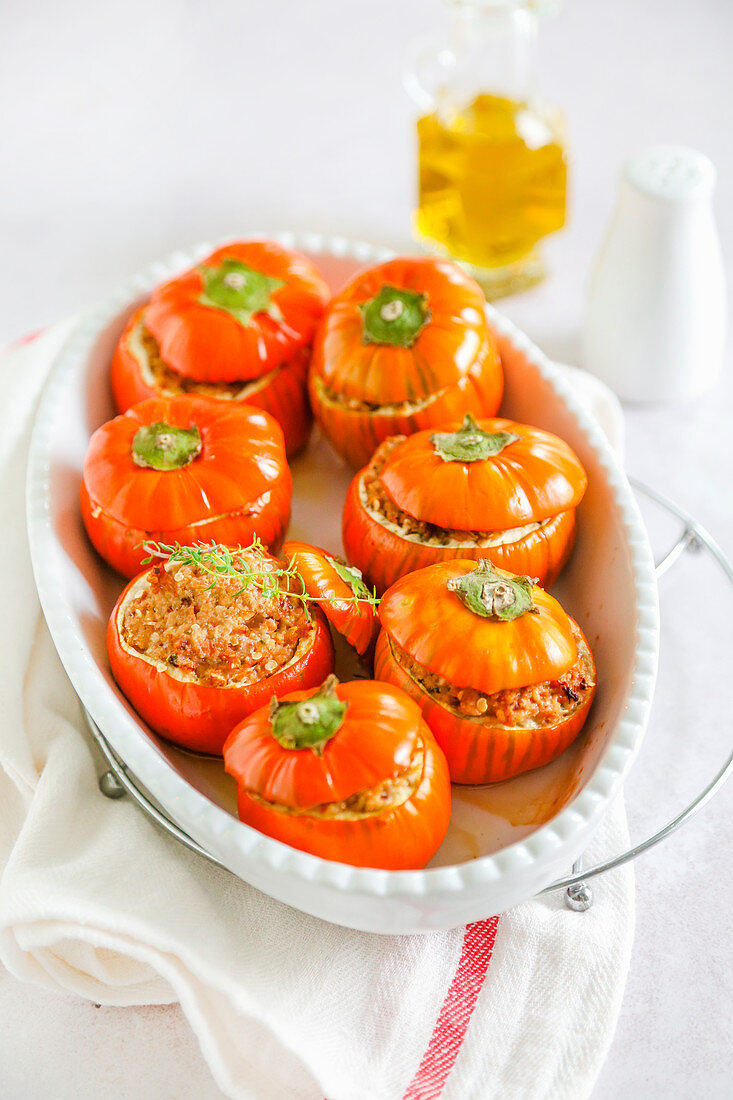 Gefüllte rote Auberginen mit Brot, Oliven, Kapern, getrockneten Tomaten und Parmesan