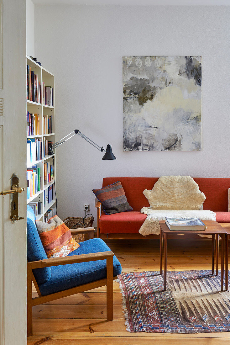 Blick ins Wohnzimmer mit blauen und roten Retro-Möbeln