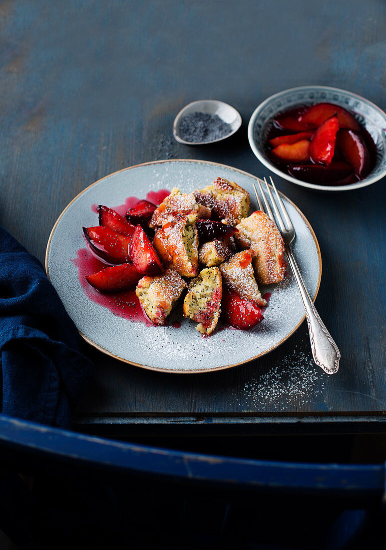 Mohn-Kaiserschmarrn mit Pflaumenkompott