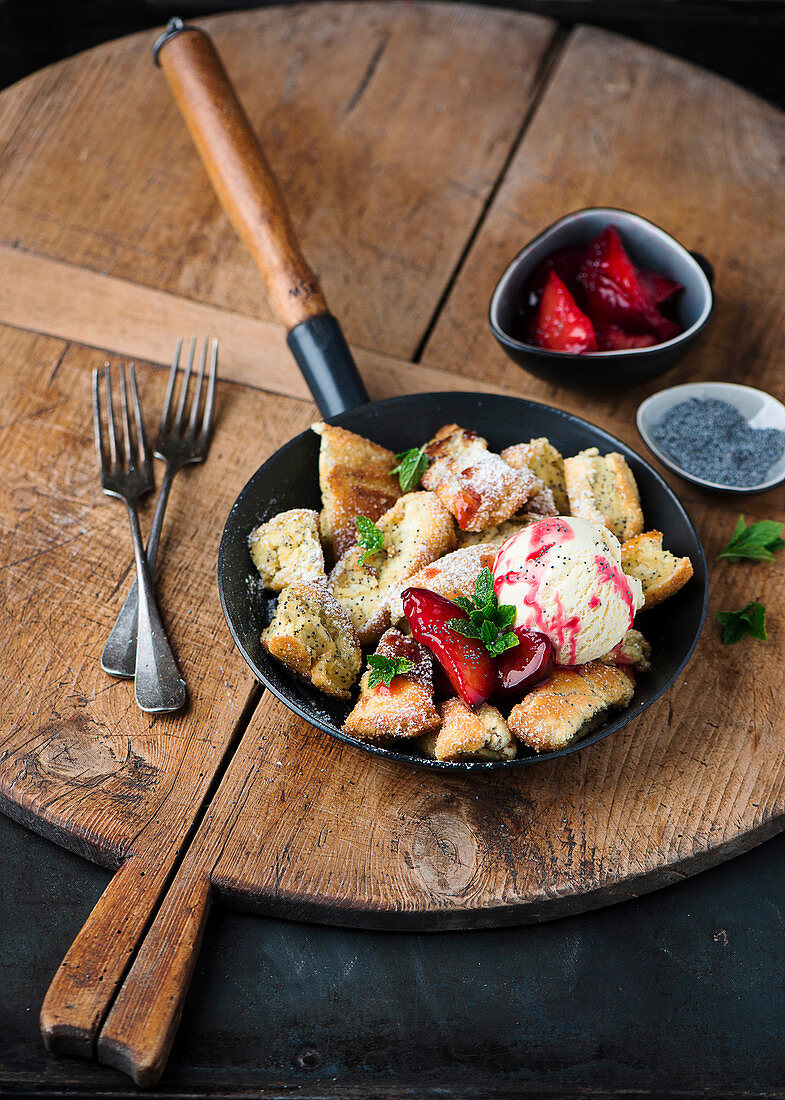 Mohn-Kaiserschmarrn mit Pflaumenkompott und Vanilleeis