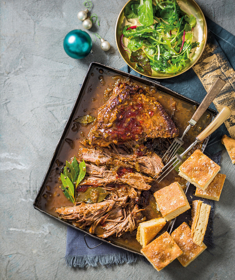 Gebratene Rinderbrust mit Focaccia und Salat serviert