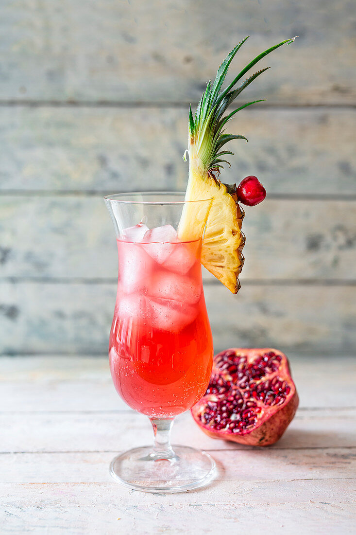 Singapore Sling im Cocktailglas garniert mit Ananas