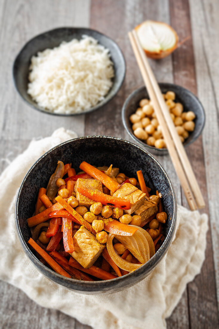 Tofu curry with chickpeas, carrots, peppers and onions (Asia)