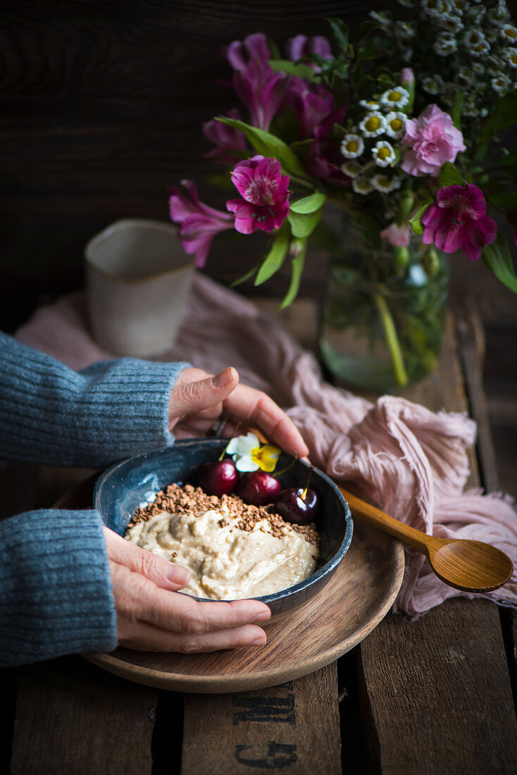 Ein Schälchen Porridge mit frischen Kirschen