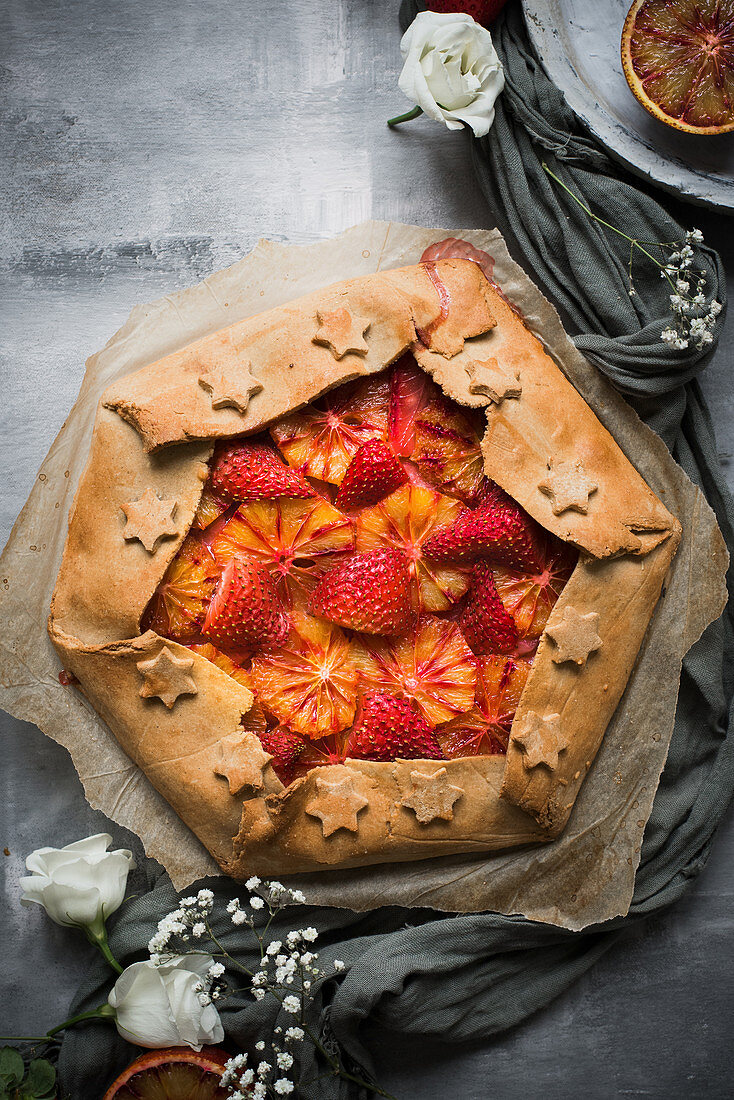 Galette mit Blutorangen und Erdbeeren (Aufsicht)