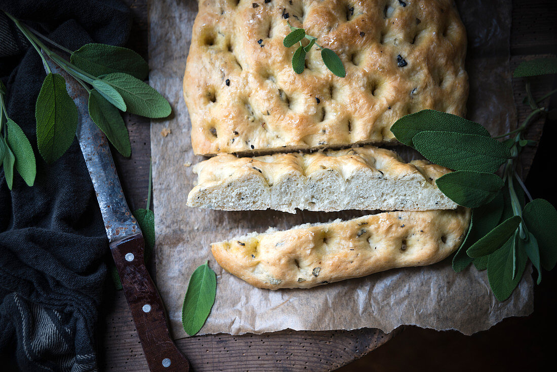 Veganes Focaccia mit Salbei und Oliven (Aufsicht)