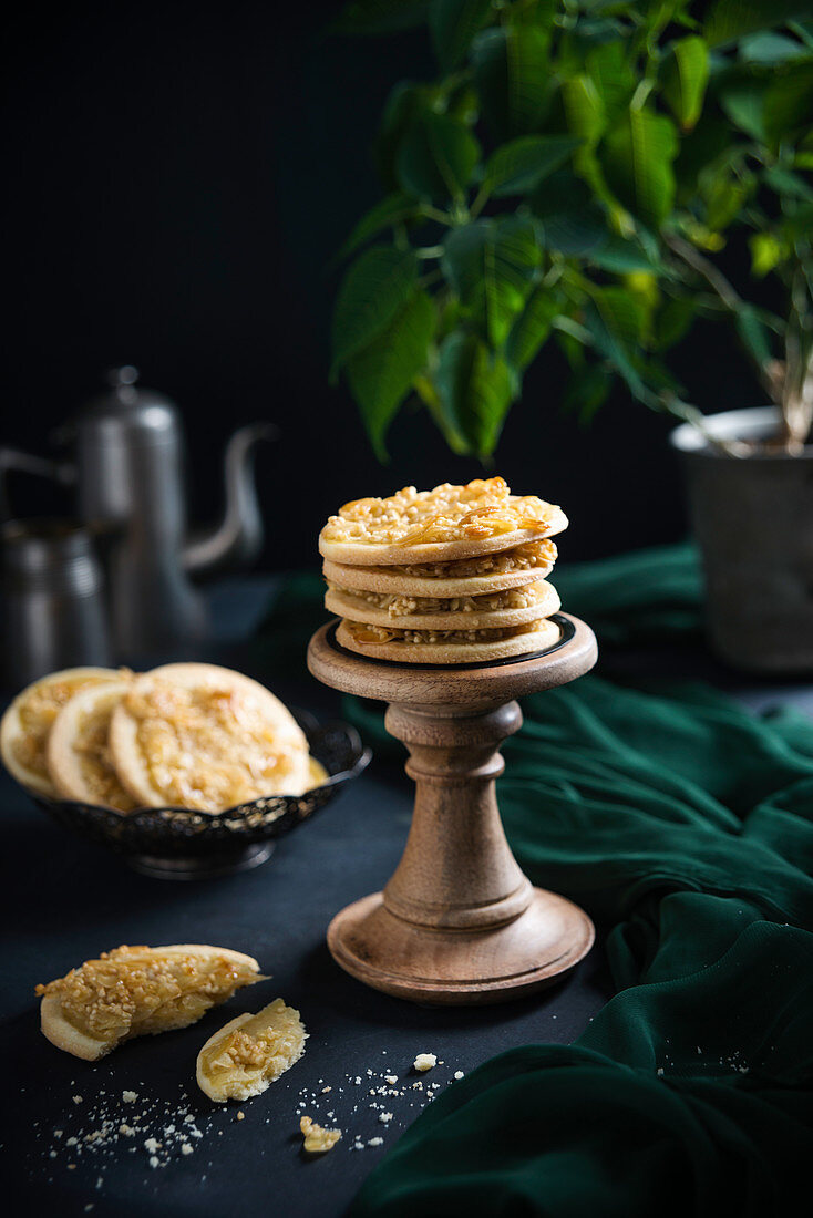 Vegan shortcrust biscuits with an almond and quinoa topping