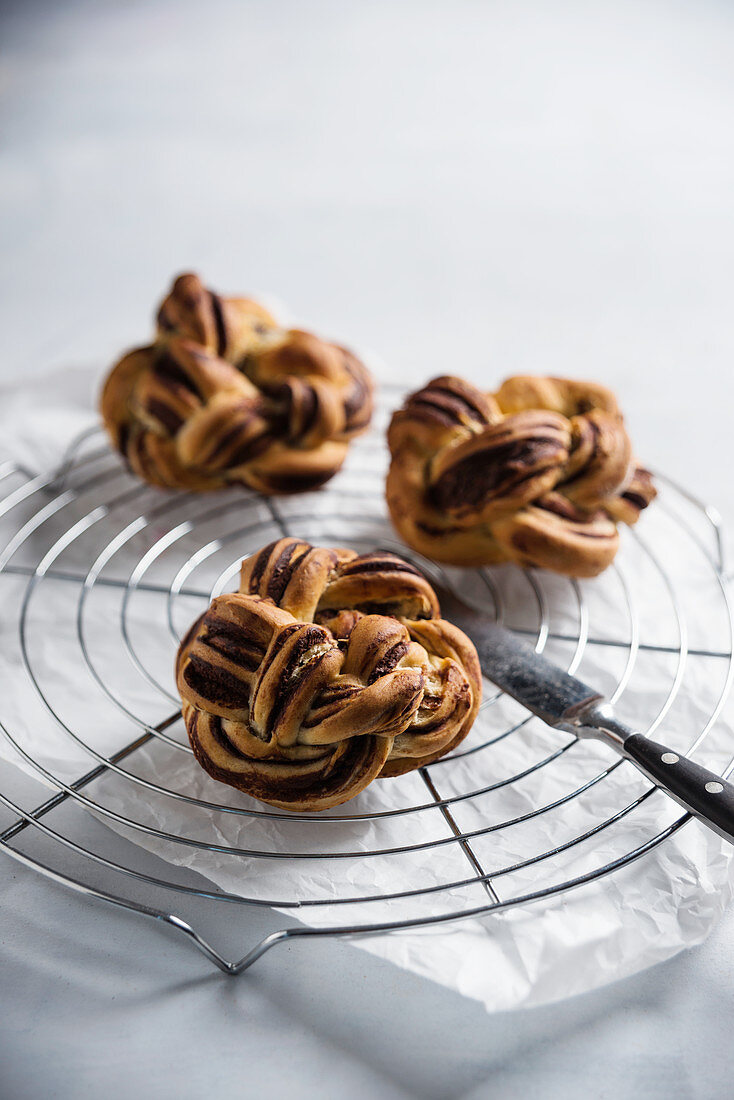 Vegane Schokoladenbrötchen auf Abkühlgitter