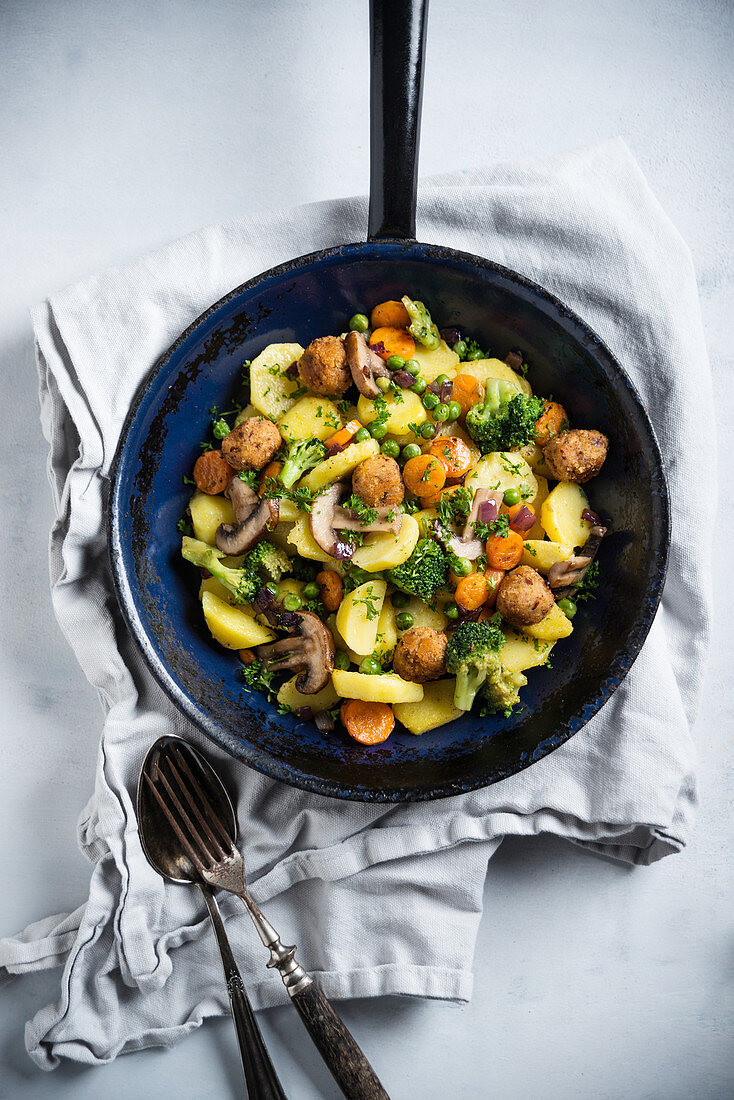 Vegane Kartoffel-Gemüsepfanne mit Falafel (Aufsicht)