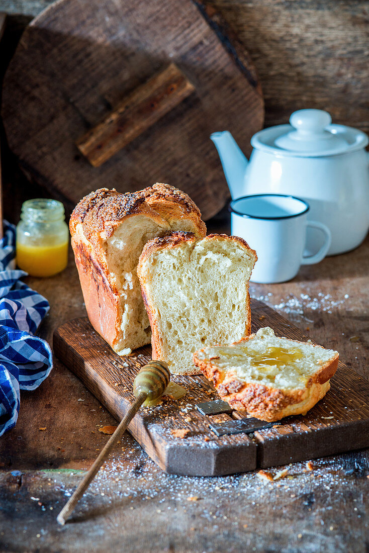 Süsses Kastenbrot zum Frühstück mit Honig