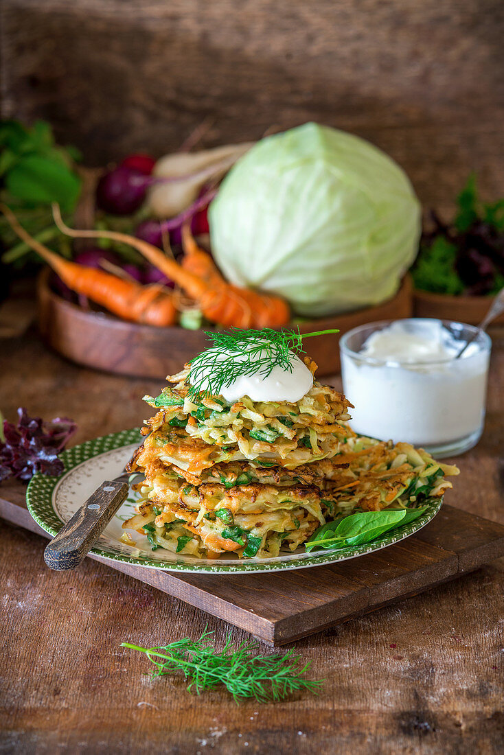 Cabbage and carrot fritters with dip
