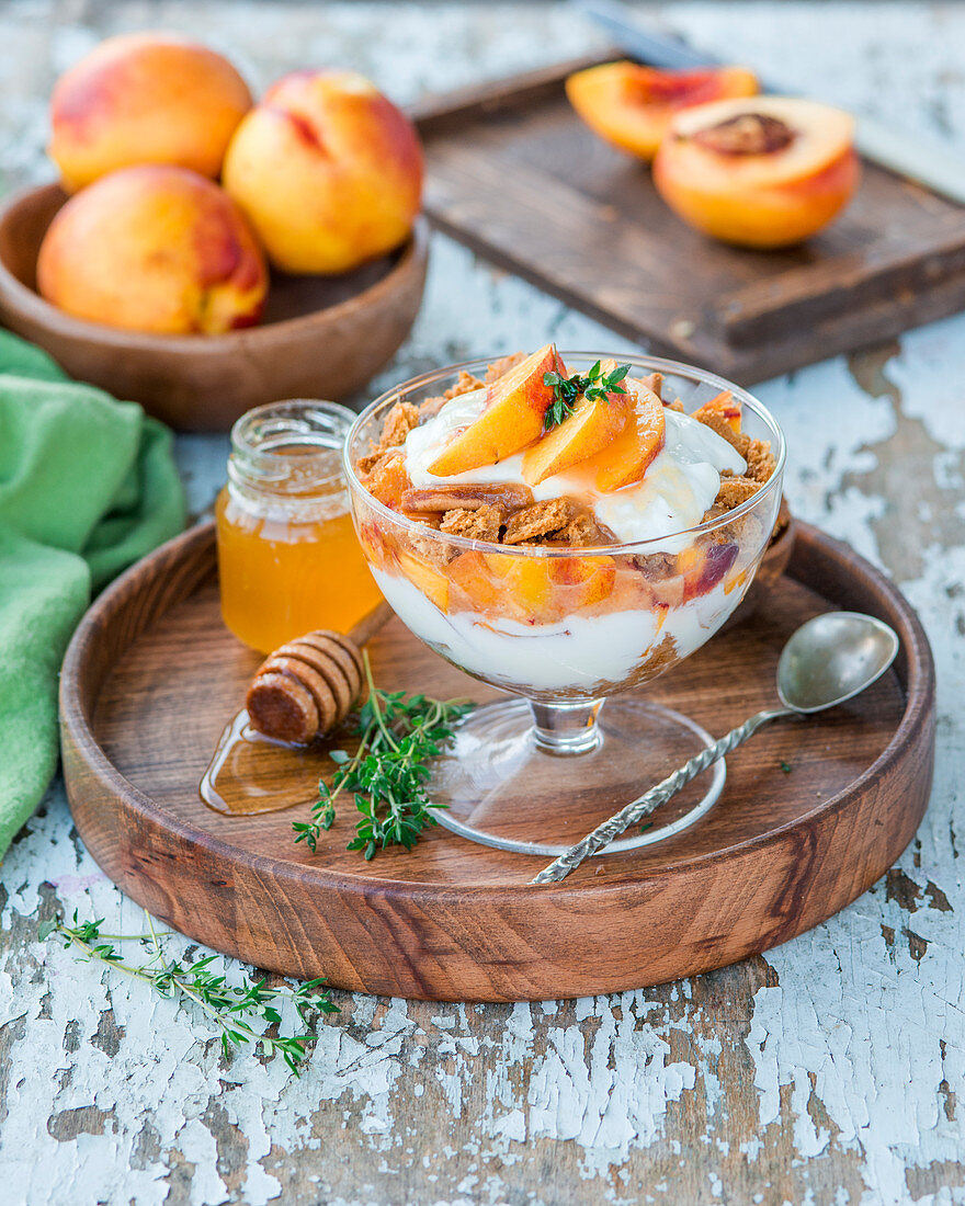 Nektarinen-Trifle mit Kuchenbröseln, Honig, Sauerrahm und Thymian