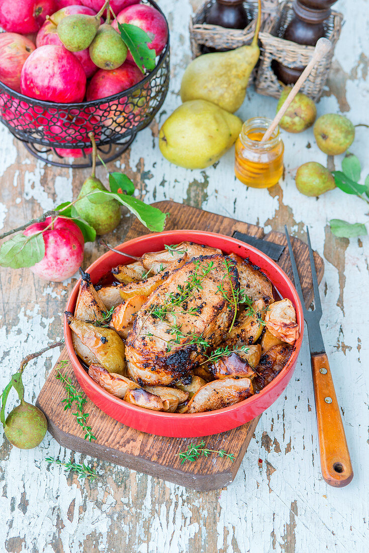 Schweinebraten mit Äpfeln, Birnen, Honig und Thymian