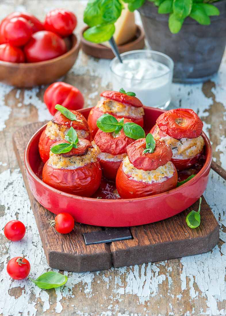 Tomatoes stuffed with chicken and bulgur