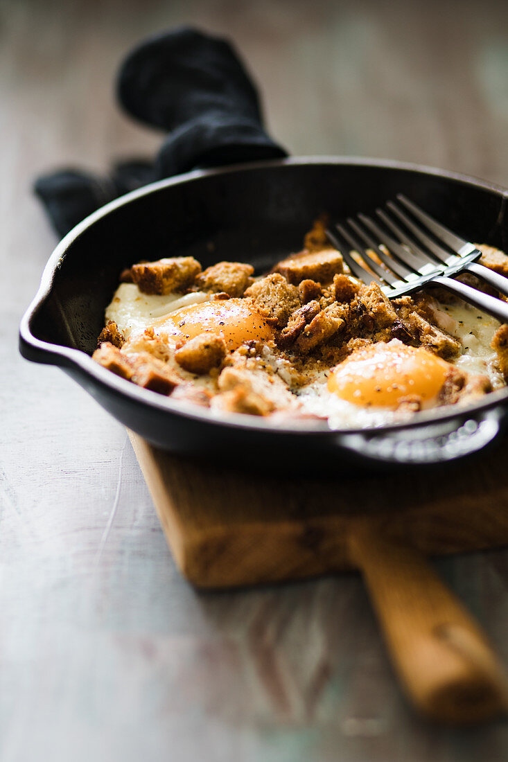 Fried eggs with croutons