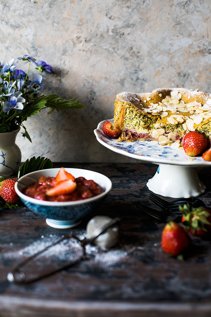 Zitronen-Mohn-Kuchen mit Rhabarber-Erdbeer-Kompott