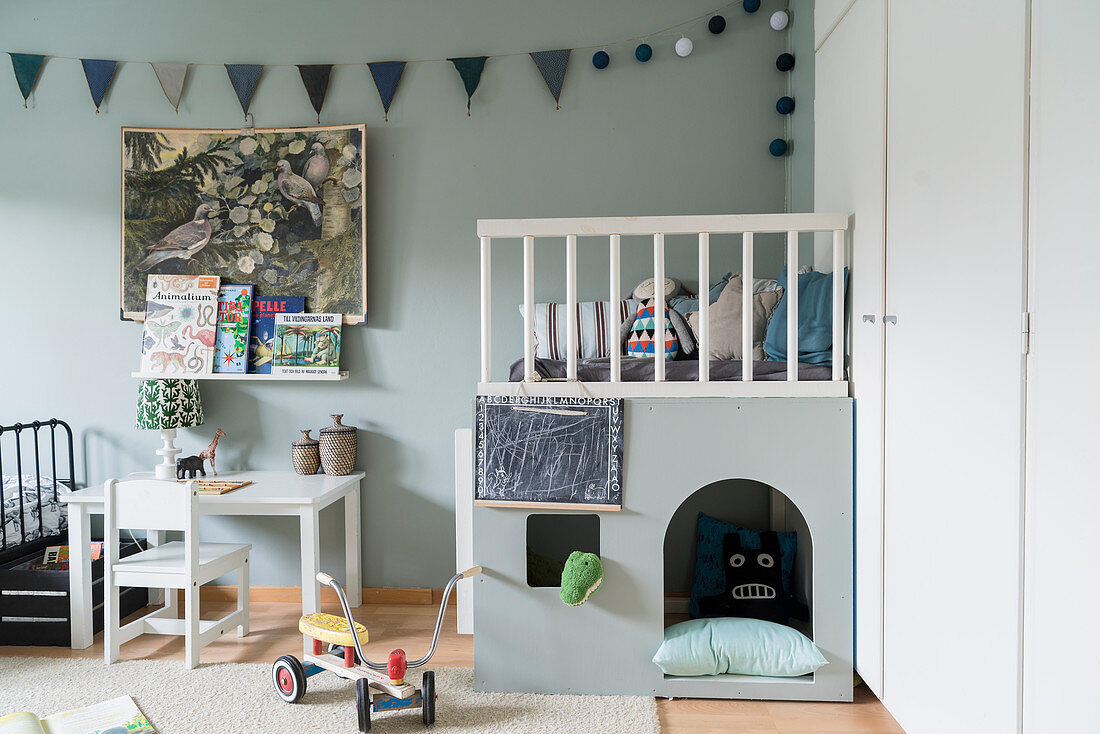 Kinderzimmer mit Empore, darunter Spielhaus, Tisch und Stuhl