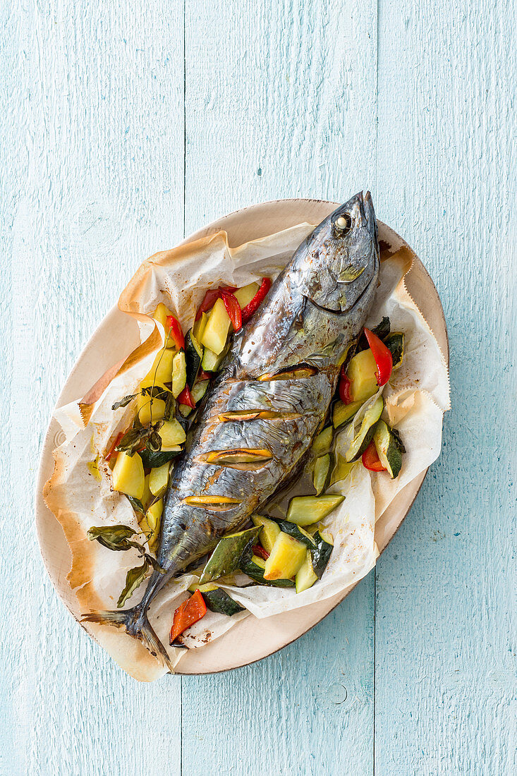 Kleiner Thunfisch mit Gemüse aus dem Backofen