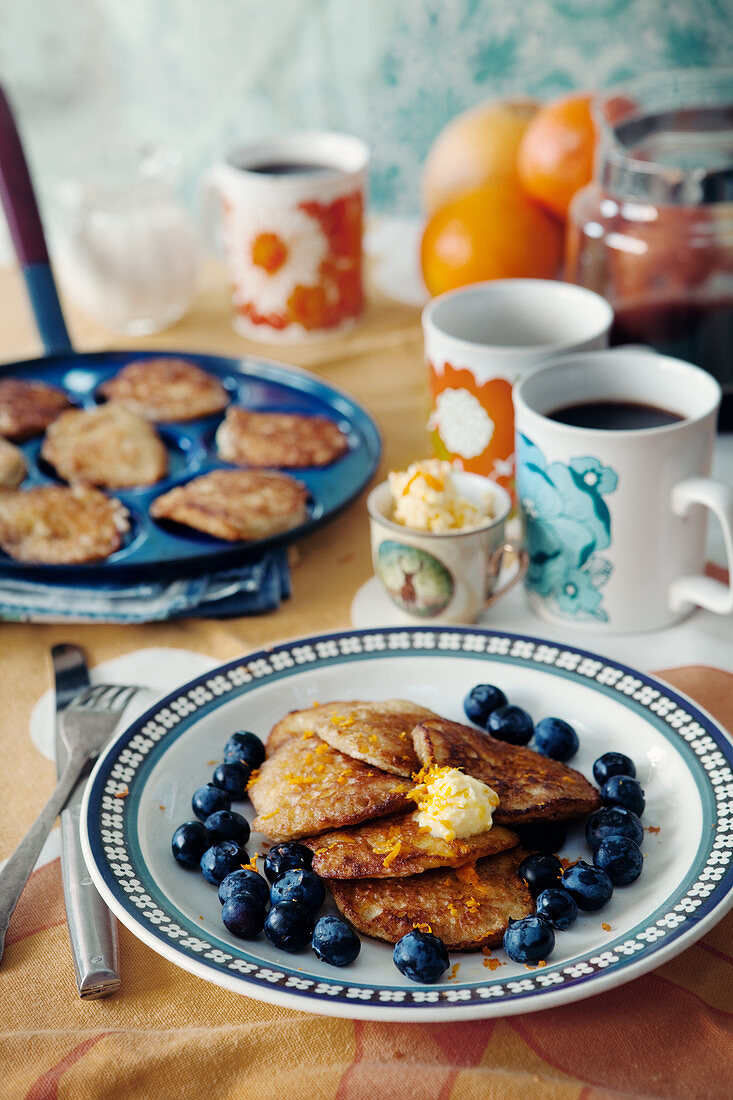 Mandel-Pfannkuchen mit Orangenbutter