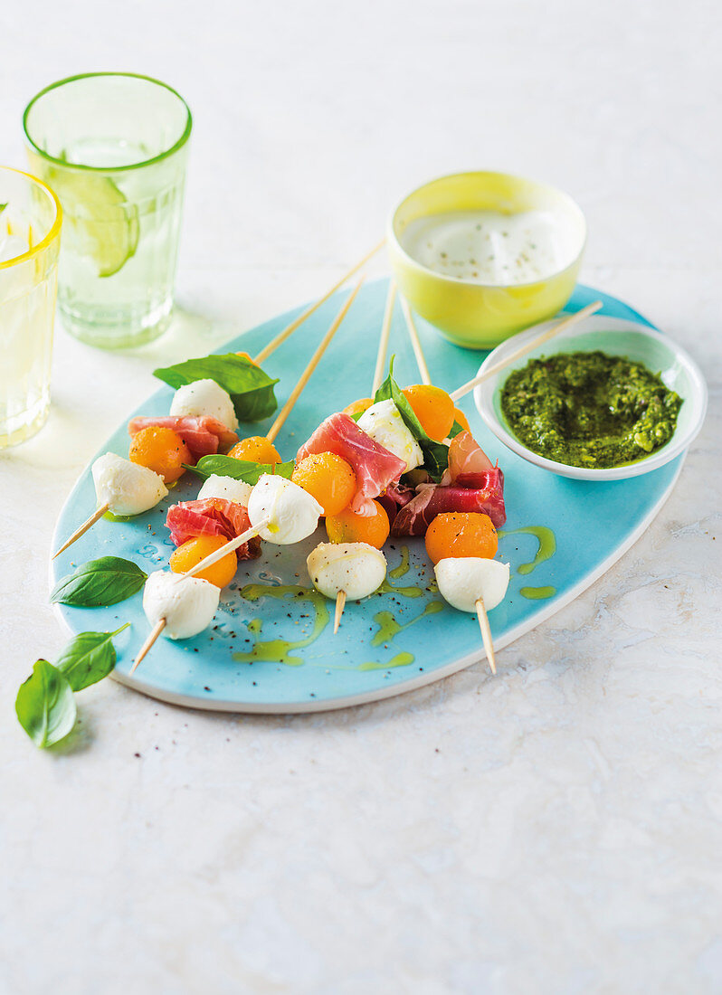 Melonen-Mozzarella-Spieße mit Pesto und Joghurtdip