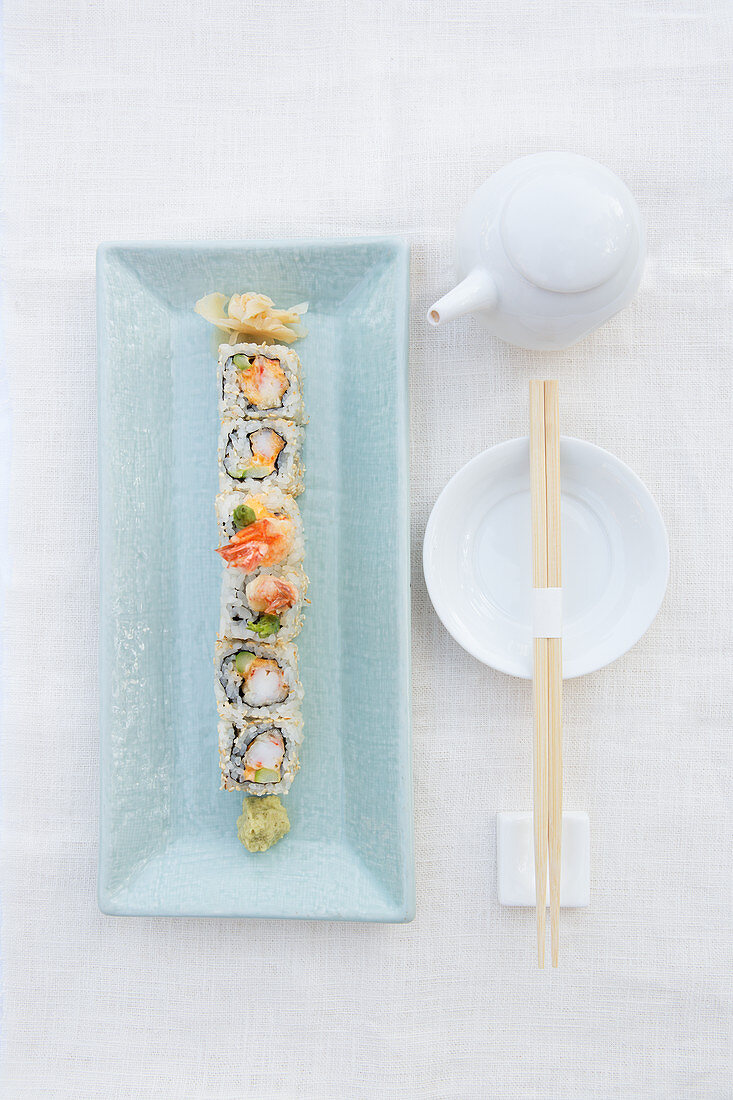 Sushi mit Garnelen und Spargel