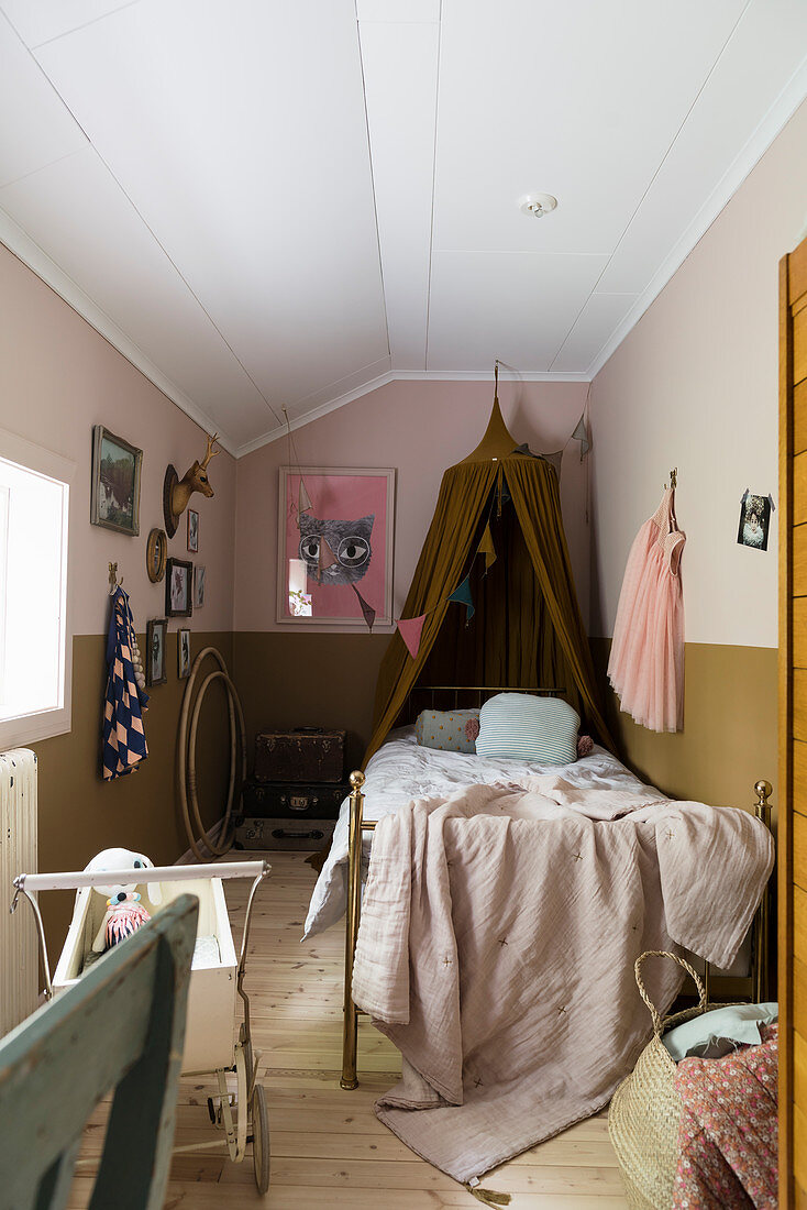 Kleines Kinderzimmer mit zweifarbigen Wänden