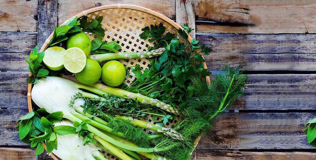 Frischer Fenchel, grüner Sparger, Limetten, Petersilie, Dill und Minze