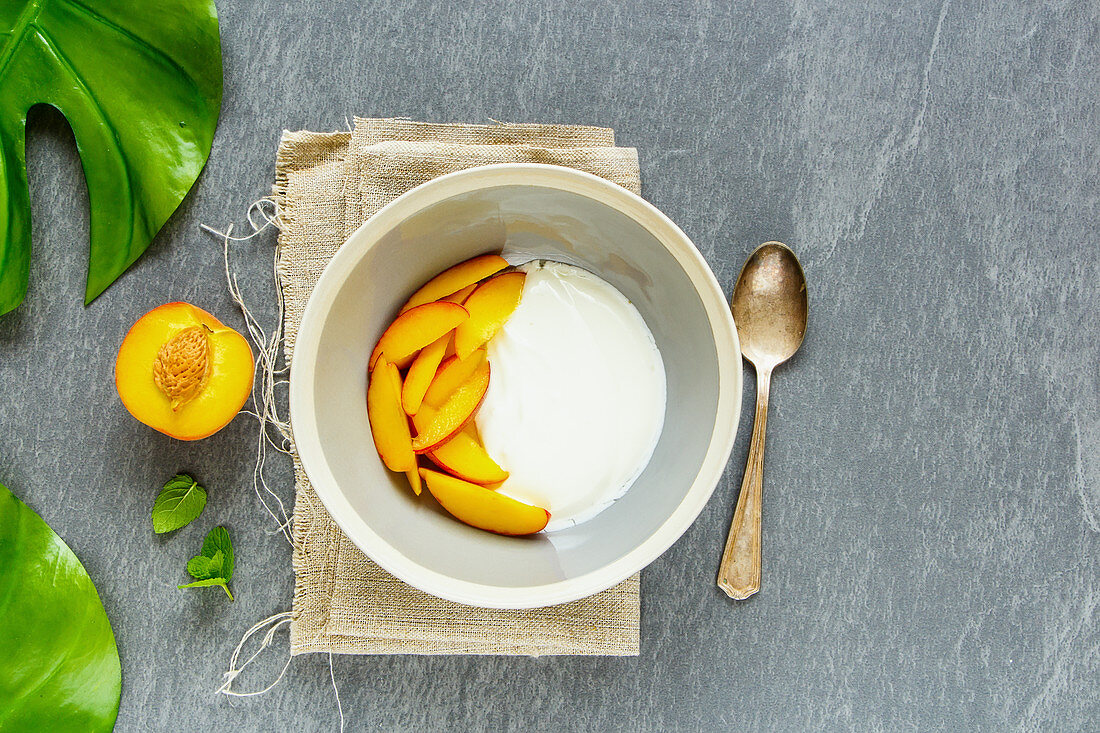 Naturjoghurt mit Pfirsich in Schale