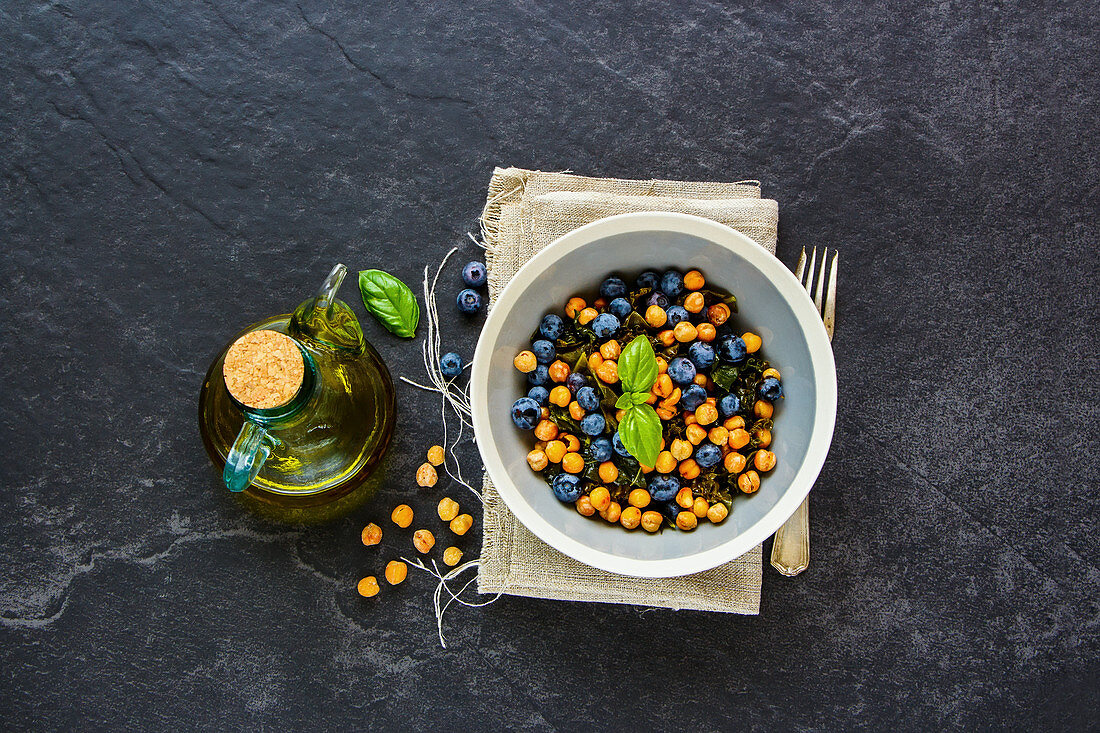Grünkohlsalat mit gerösteten Kichererbsen und Blaubeeren (vegan)