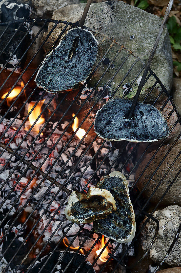 Kohlebrot grillen