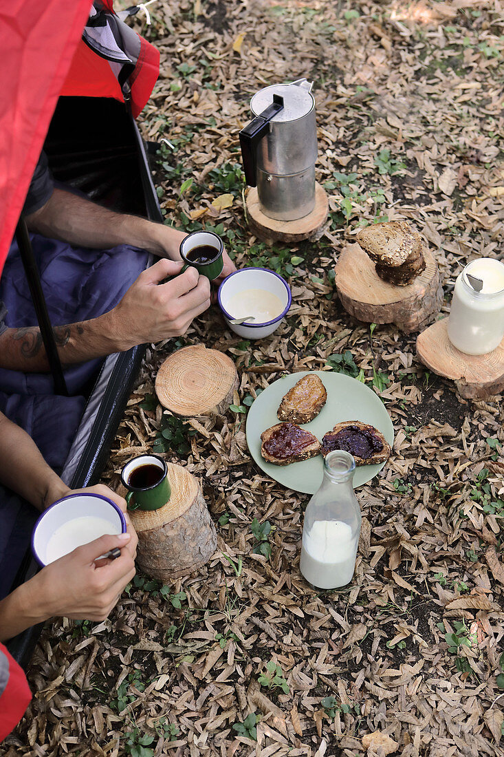 Camping-Frühstück mit Kaffee