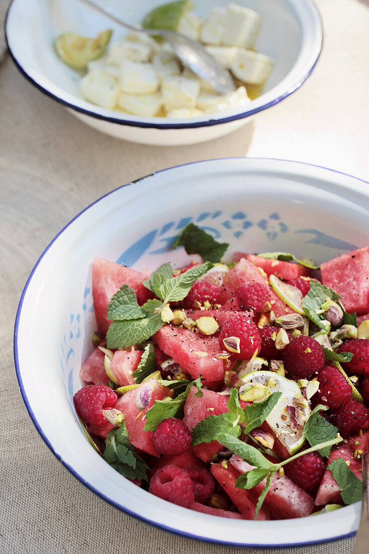 Wassermelonen-Himbeer-Salat mit Feta und Pistazien