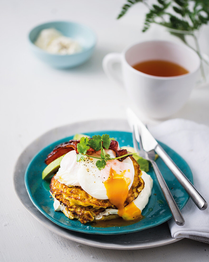 Fritters mit pochierten Eiern, Speck und Avocado (Mexiko)