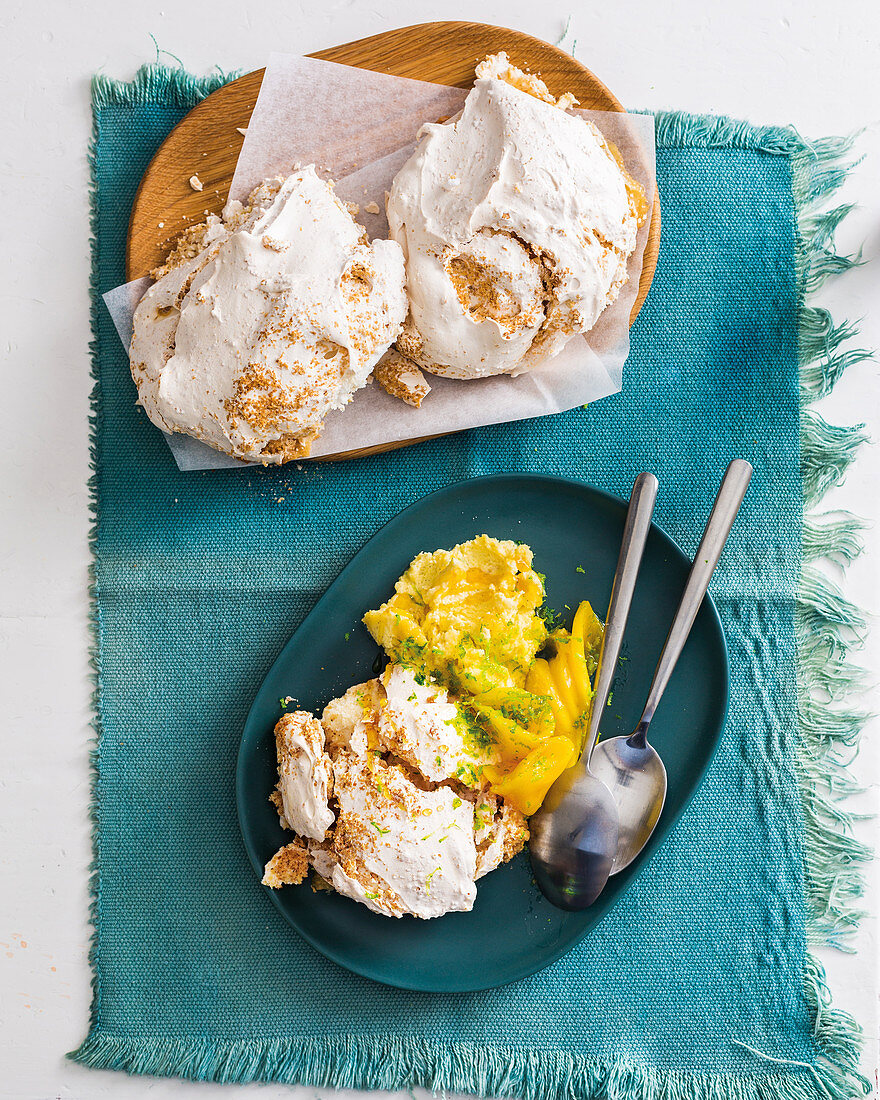 Kokos-Cashew-Meringue mit Mango