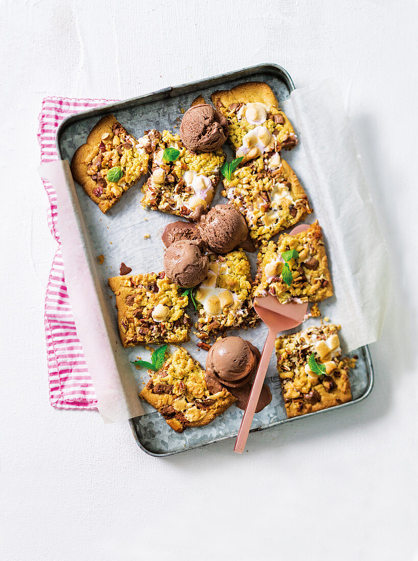 Riesiges Vanille-Chocolatechip-Plätzchen mit Schokoladeneis