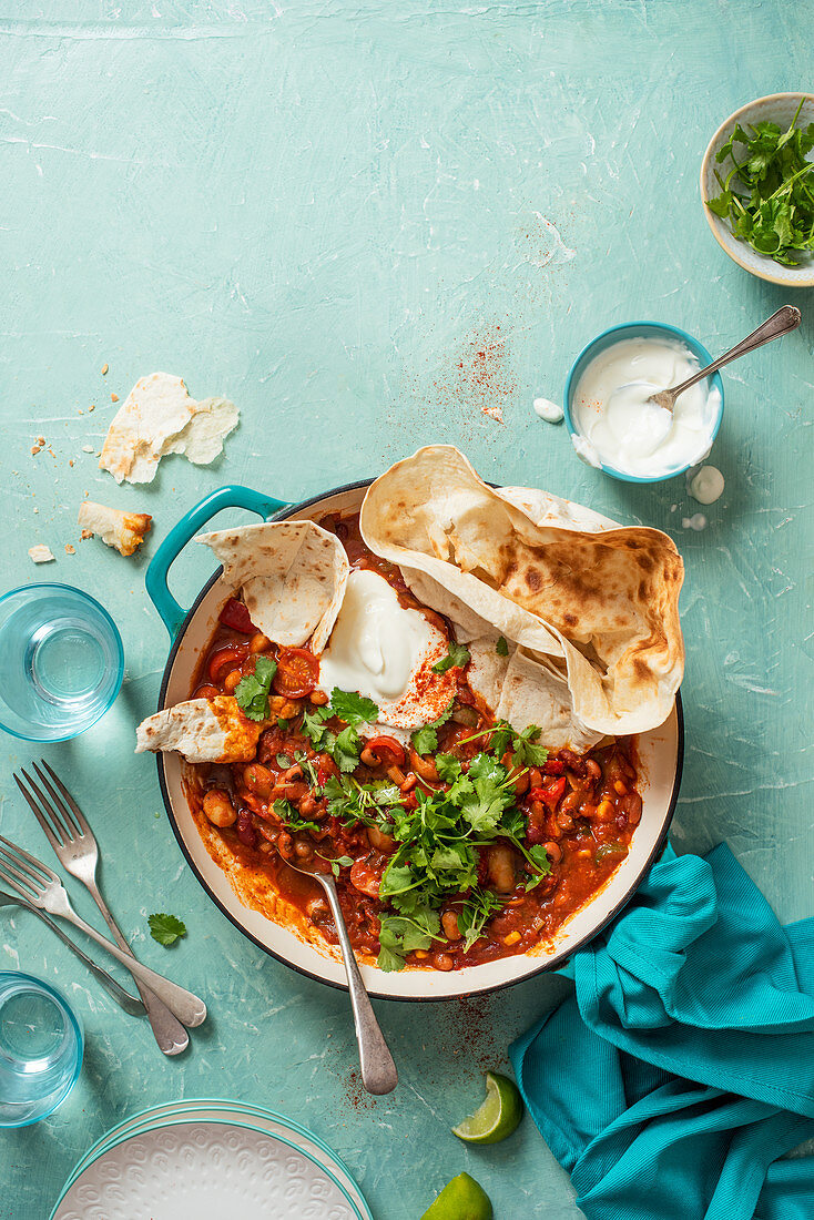 Chili sin Carne mit Sour Cream, Koriander und Fladenbrot