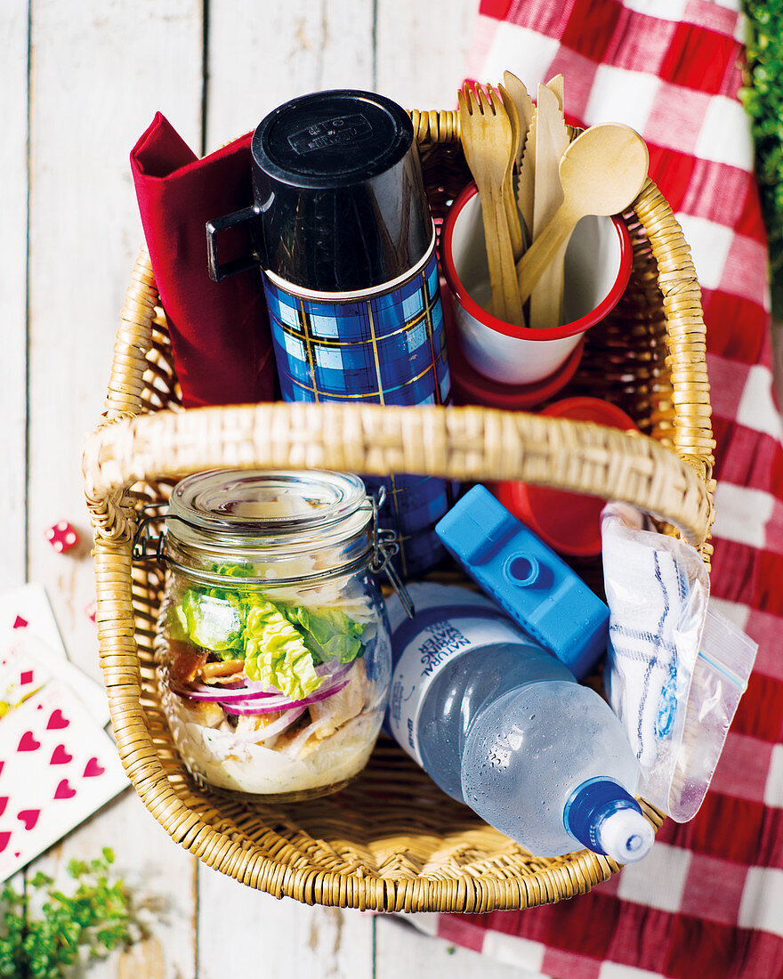 Picknickkorb mit Cäsarsalat im Glas