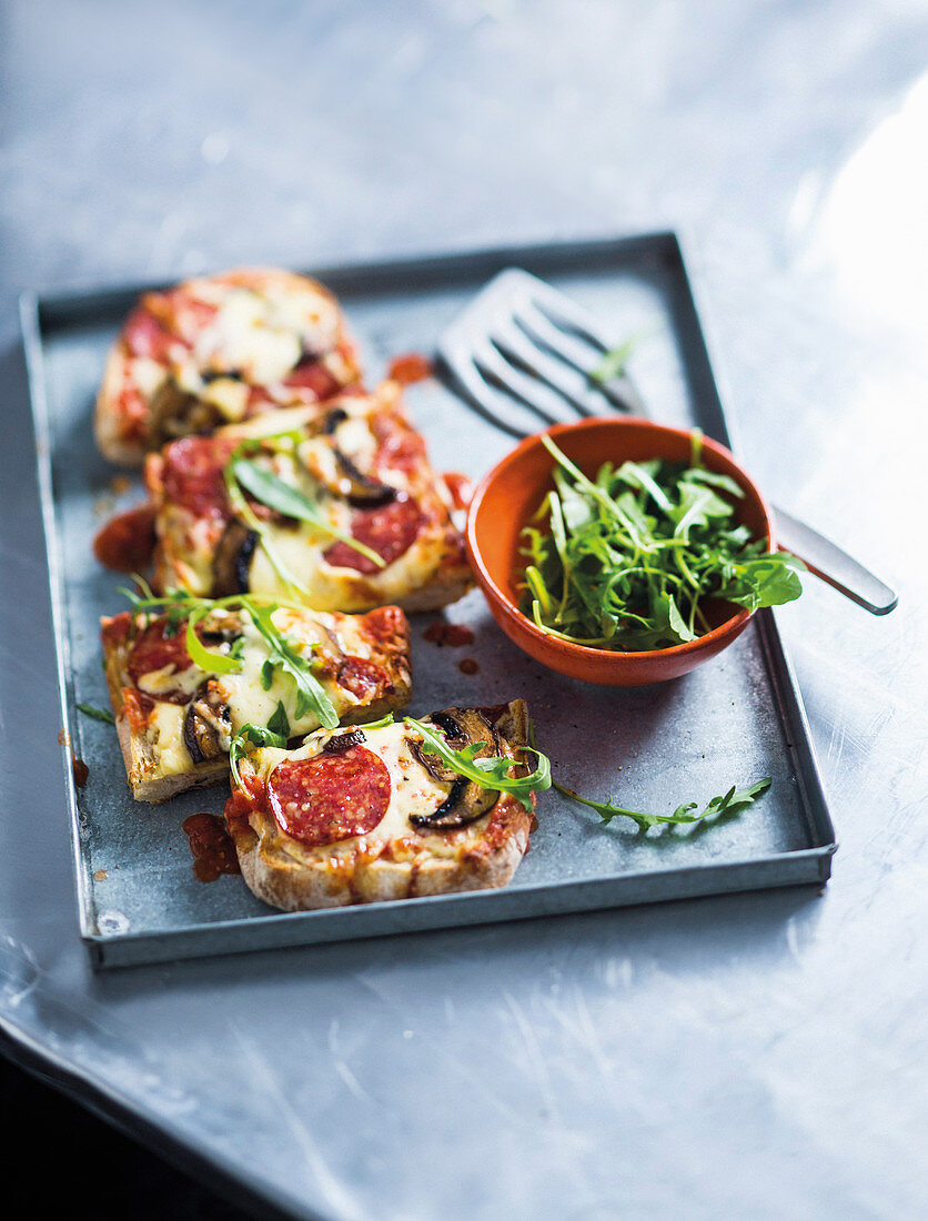 Ciabatta-Pizzen mit Salami, Balsamico-Pilzen und Rucola