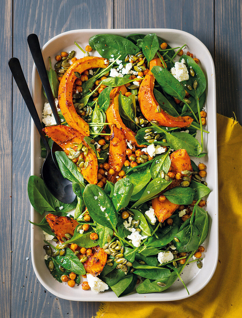 Spinatsalat mit Harissa-Kürbis, Kichererbsen und Feta