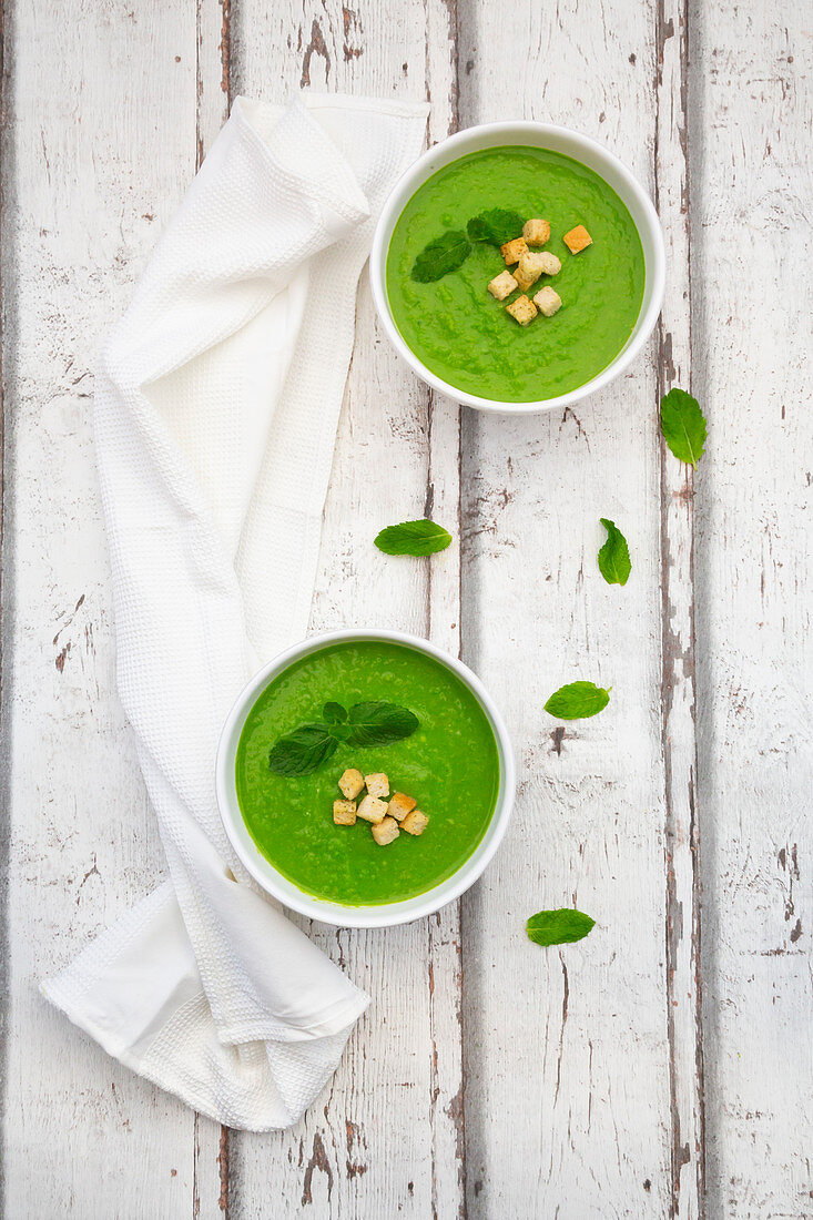 Pen and mint soup with croutons