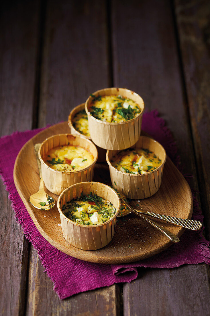 Eiermuffins mit Tomaten und Feta