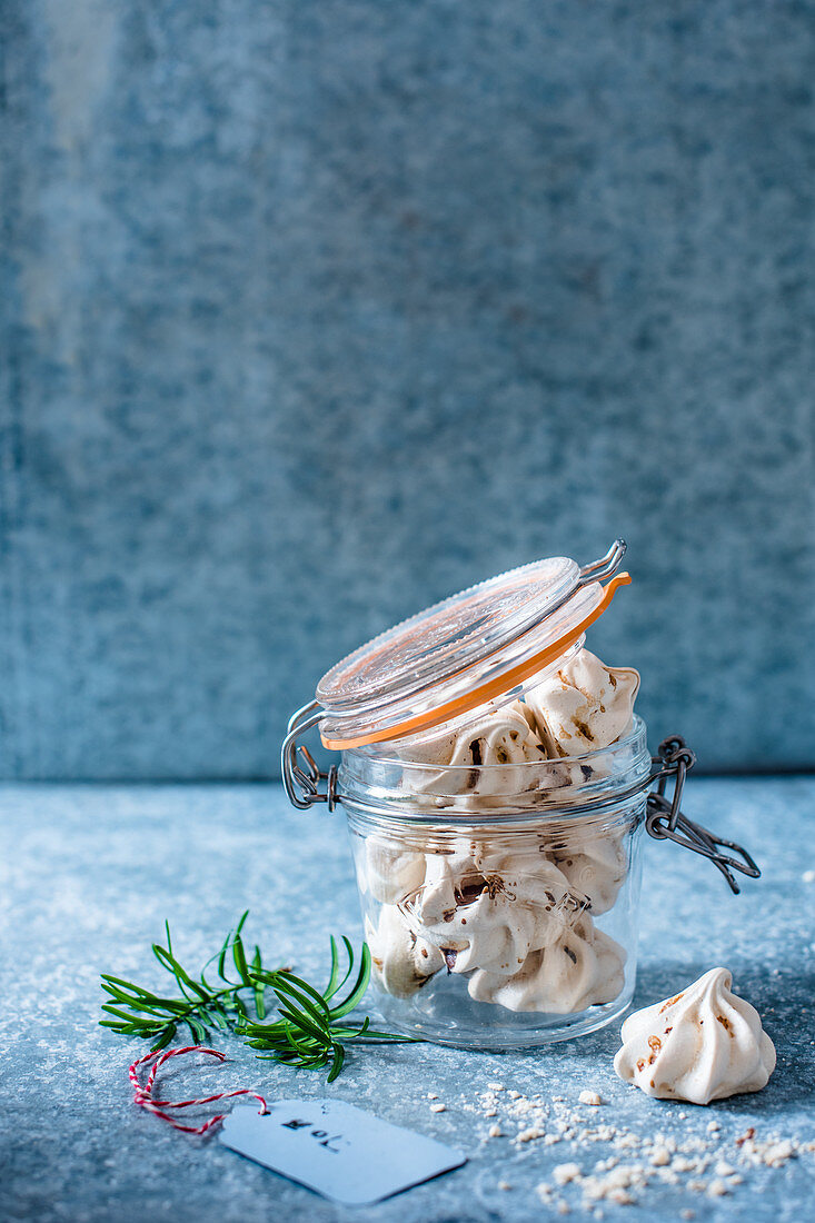 Mini coffee meringues in a jar for Christmas