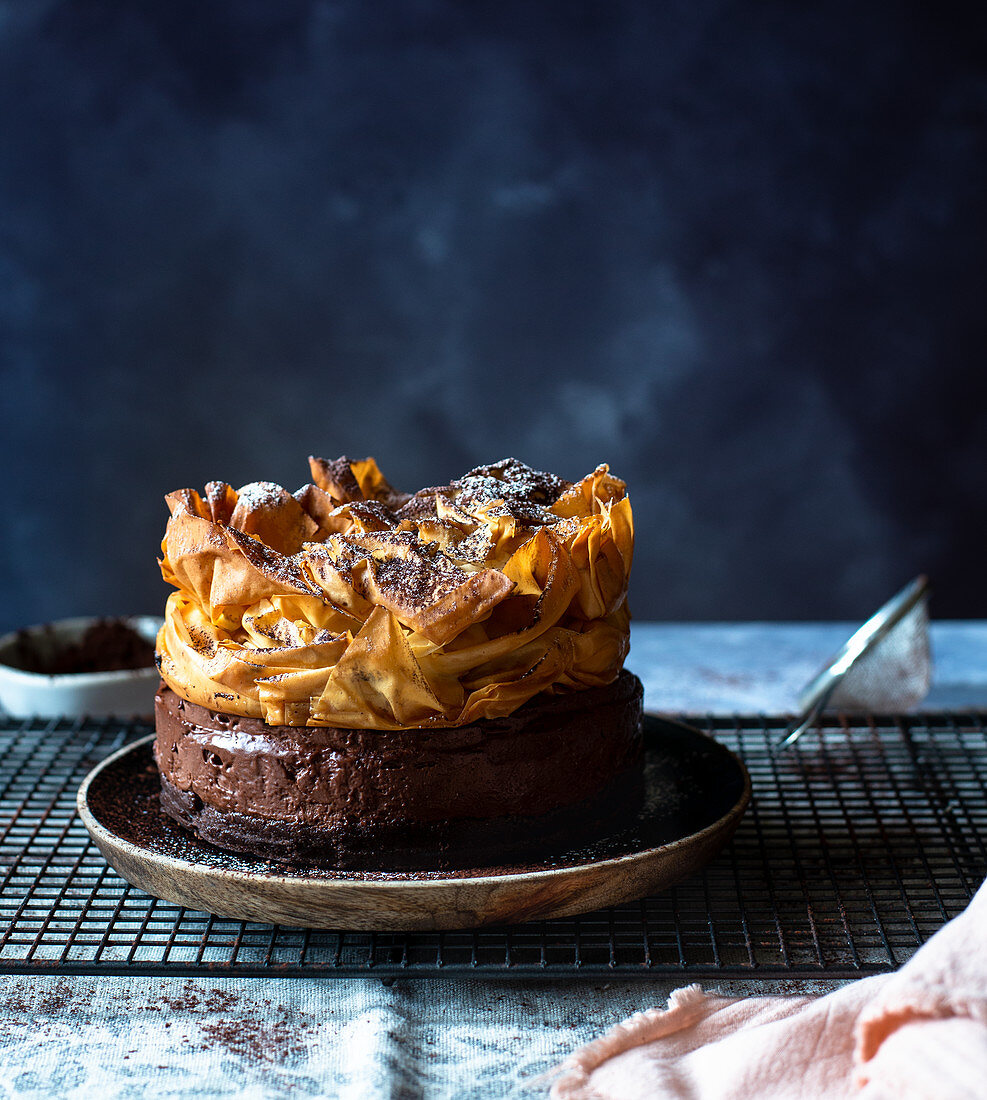 Schoko-Mokka-Mousse Torte mit Filoteighaube