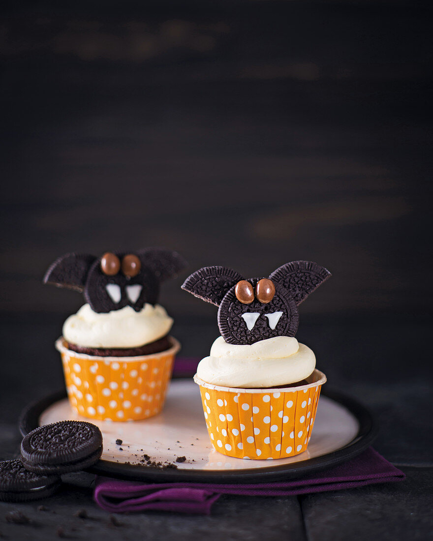 Fledermaus-Cupcakes mit Buttercreme zu Halloween